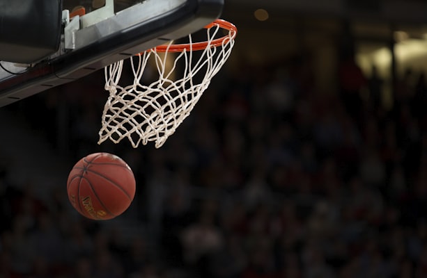 NBA篮球运动员高高跃起扣篮的精彩动作